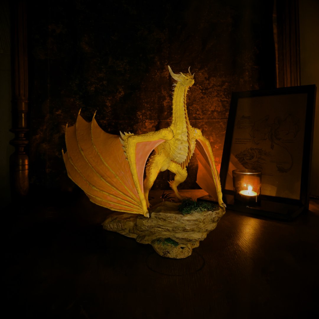 Figurine du dragon Sunfyre vu de profil gauche