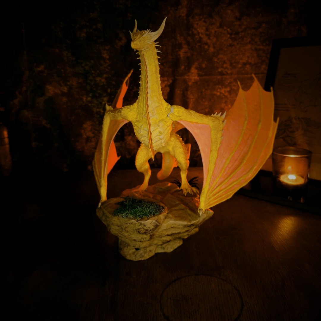 Figurine du dragon Sunfyre vu de profil droit