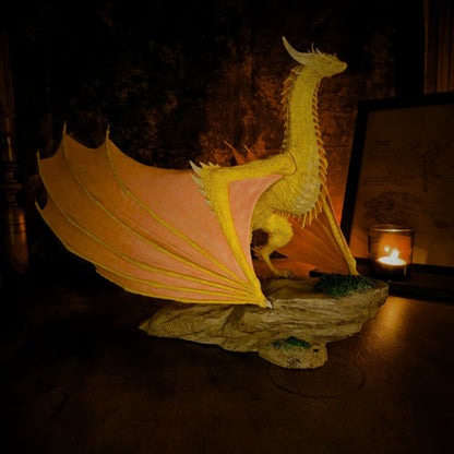 Figurine du dragon Sunfyre vu de profil gauche