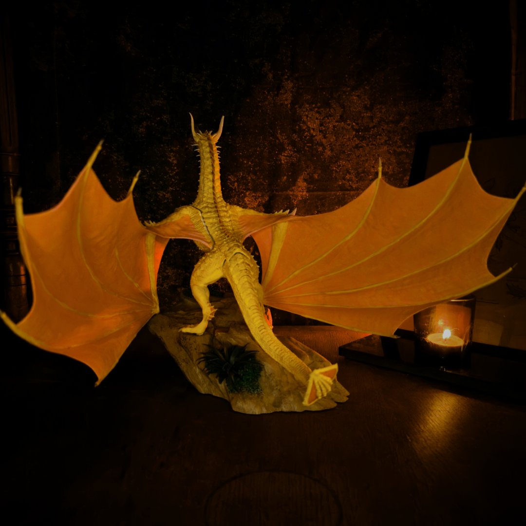 Figurine du dragon Sunfyre vu de dos