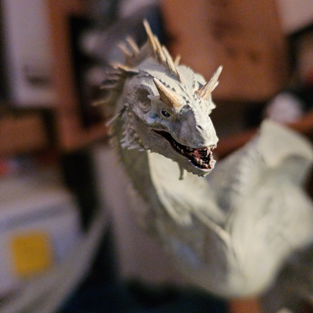 Figurine du dragon sauvage GrisSpectre vu de face gros plan