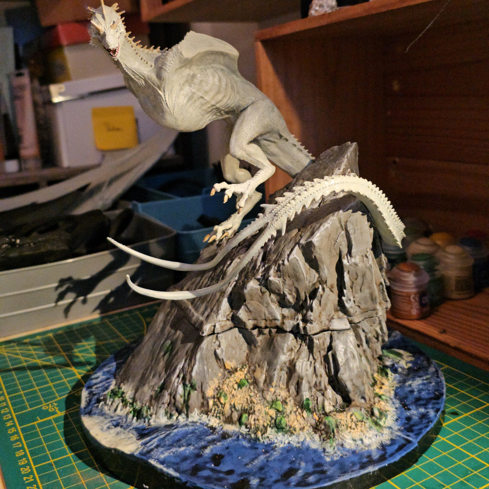 
                  
                    Figurine du dragon sauvage GrisSpectre vu de la base
                  
                