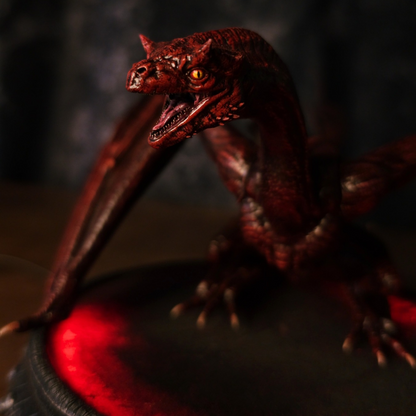Figurine bébé dragon Caraxe vu de profil droit