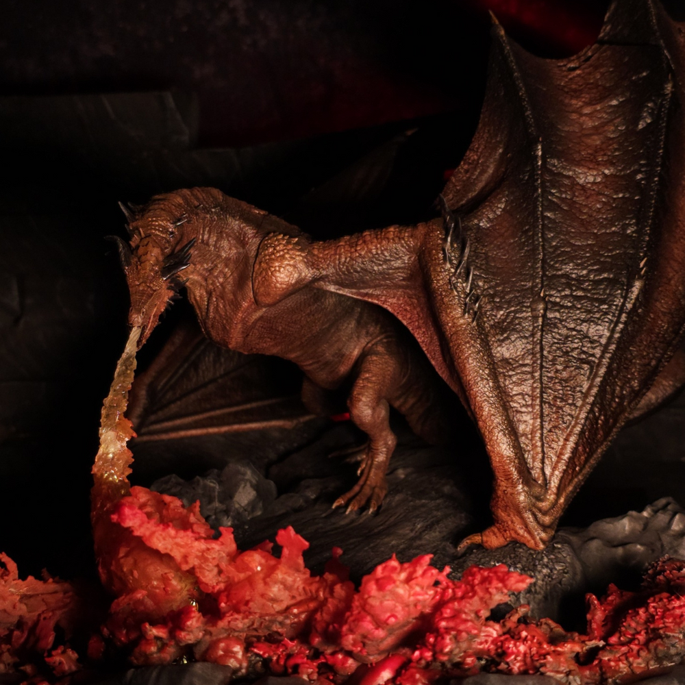 
                  
                    Dragon Bronze Fury avec ses ailes repliées, debout sur un sol de lave rougeoyante, crachant du feu.
                  
                