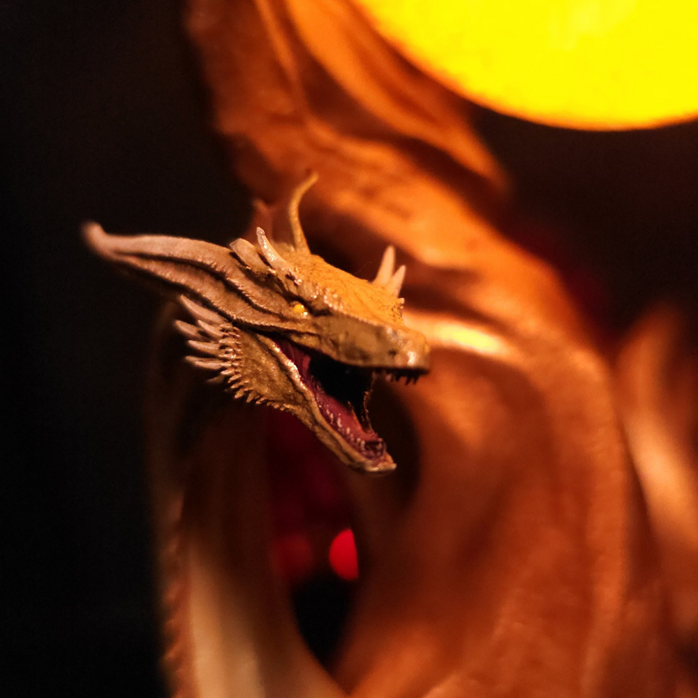 
                  
                    Tête du dragon doré hurlant sous la lumière, figurine détaillée impression 3D
                  
                