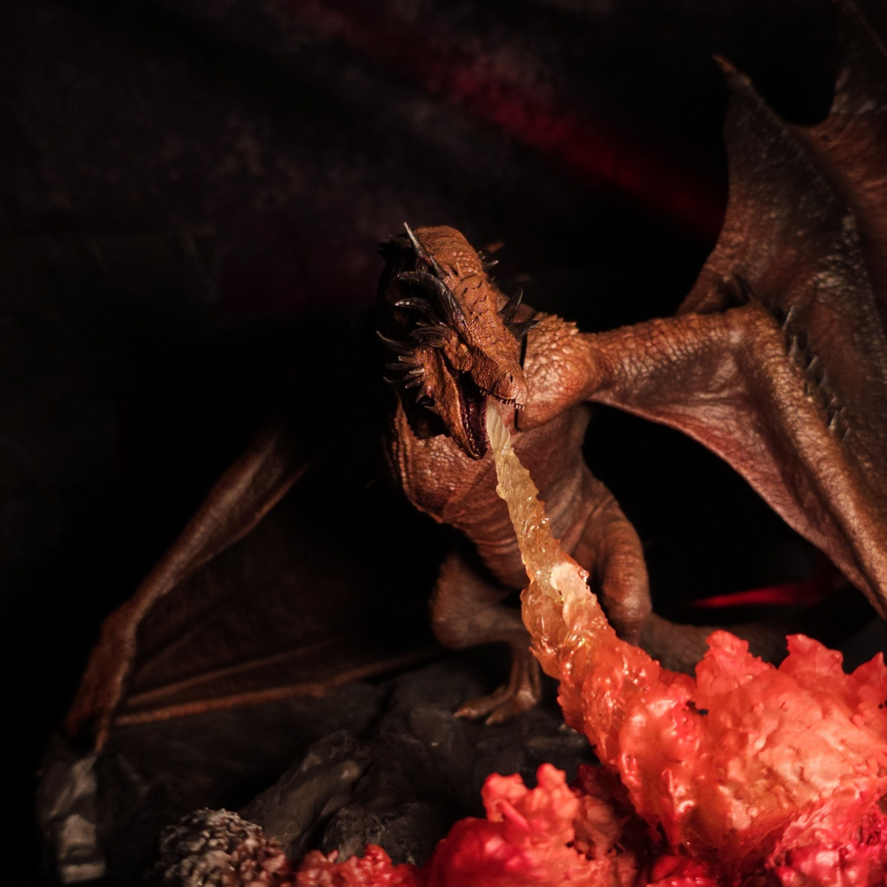 
                  
                    Dragon Bronze Fury vu de haut, concentré sur sa cible en contrebas, déversant ses flammes sur la lave en fusion.
                  
                
